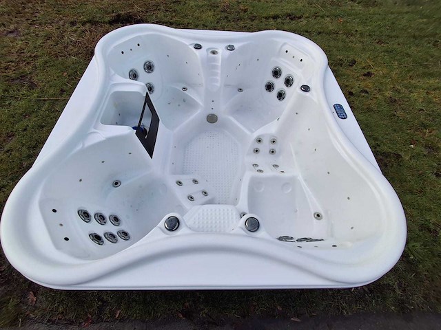 4 persoons jacuzzi en buitenspa - afbeelding 2 van  32
