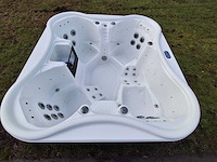 4 persoons jacuzzi en buitenspa - afbeelding 2 van  32