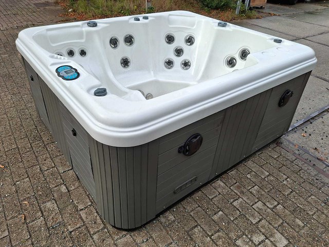 4 persoons jacuzzi en buitenspa - afbeelding 21 van  27