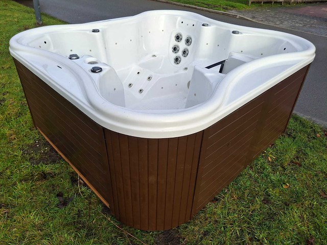 4 persoons jacuzzi en buitenspa - afbeelding 24 van  32