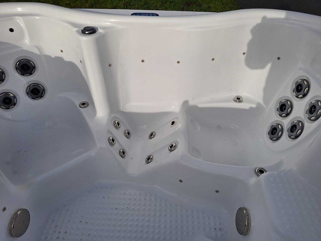 4 persoons jacuzzi en buitenspa - afbeelding 7 van  32