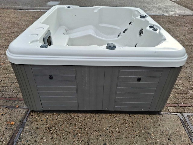 4 persoons jacuzzi en buitenspa - afbeelding 13 van  27