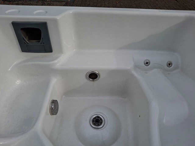 4 persoons jacuzzi en buitenspa - afbeelding 8 van  27