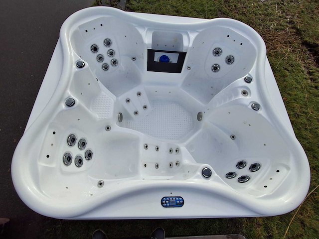 4 persoons jacuzzi en buitenspa - afbeelding 1 van  32