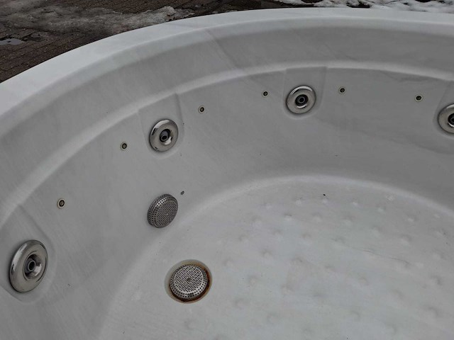 4 persoons jacuzzi en buitenspa - afbeelding 6 van  21
