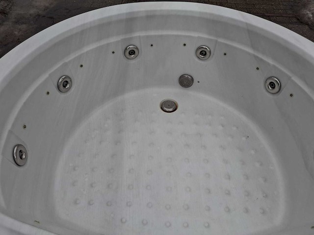 4 persoons jacuzzi en buitenspa - afbeelding 4 van  13