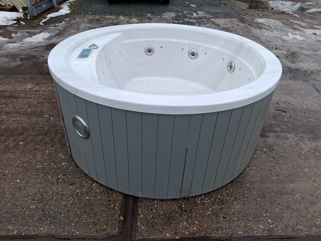 4 persoons jacuzzi en buitenspa - afbeelding 2 van  3