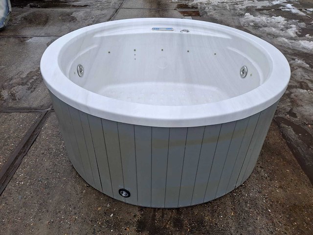 4 persoons jacuzzi en buitenspa - afbeelding 6 van  10