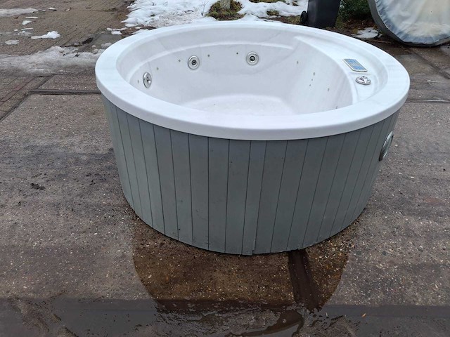4 persoons jacuzzi en buitenspa - afbeelding 9 van  10