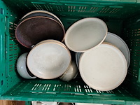 4 pvc bakken gevuld met porseleinen servies w.o. borden en kommen , partij bier-, wijn- en frisdrankglazen (12,21) - afbeelding 4 van  15