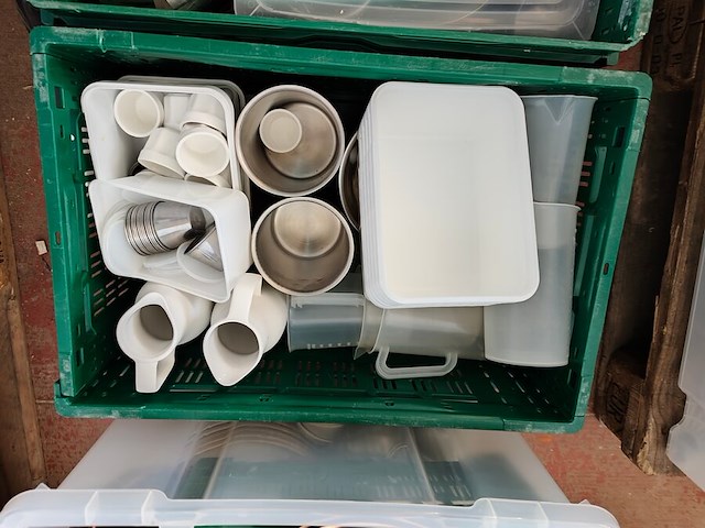 4 pvc bakken gevuld met porseleinen servies w.o. borden en kommen , partij bier-, wijn- en frisdrankglazen (12,21) - afbeelding 6 van  15