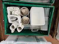4 pvc bakken gevuld met porseleinen servies w.o. borden en kommen , partij bier-, wijn- en frisdrankglazen (12,21) - afbeelding 6 van  15