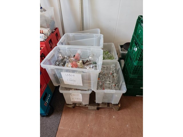 4 pvc bakken gevuld met porseleinen servies w.o. borden en kommen , partij bier-, wijn- en frisdrankglazen (12,21) - afbeelding 8 van  15