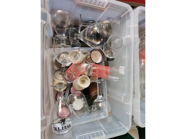 4 pvc bakken gevuld met porseleinen servies w.o. borden en kommen , partij bier-, wijn- en frisdrankglazen (12,21) - afbeelding 9 van  15