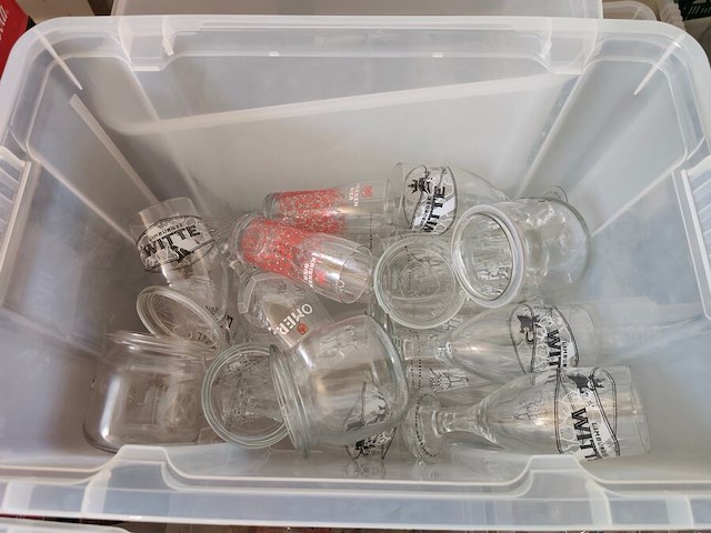 4 pvc bakken gevuld met porseleinen servies w.o. borden en kommen , partij bier-, wijn- en frisdrankglazen (12,21) - afbeelding 10 van  15