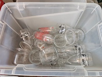 4 pvc bakken gevuld met porseleinen servies w.o. borden en kommen , partij bier-, wijn- en frisdrankglazen (12,21) - afbeelding 10 van  15