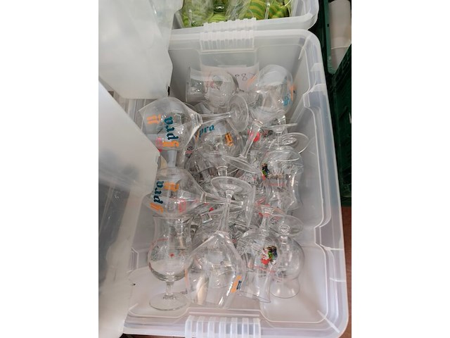 4 pvc bakken gevuld met porseleinen servies w.o. borden en kommen , partij bier-, wijn- en frisdrankglazen (12,21) - afbeelding 11 van  15