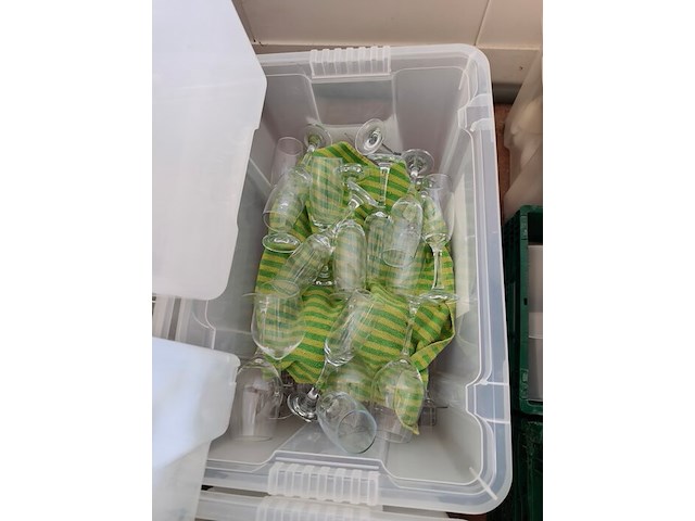 4 pvc bakken gevuld met porseleinen servies w.o. borden en kommen , partij bier-, wijn- en frisdrankglazen (12,21) - afbeelding 12 van  15