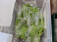 4 pvc bakken gevuld met porseleinen servies w.o. borden en kommen , partij bier-, wijn- en frisdrankglazen (12,21) - afbeelding 12 van  15
