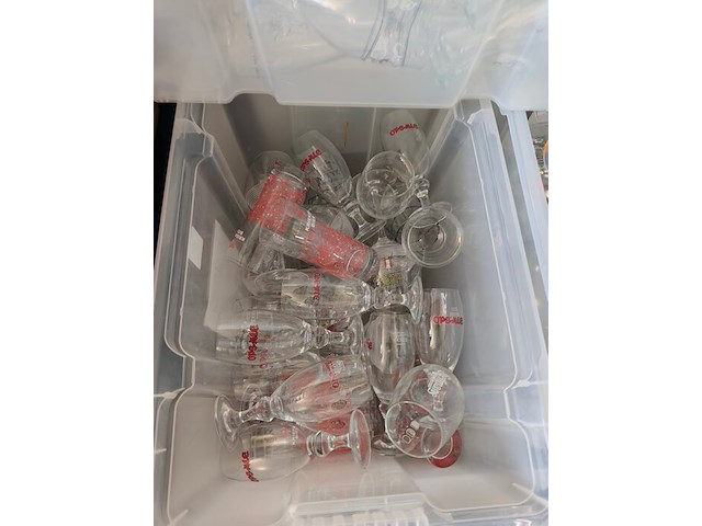 4 pvc bakken gevuld met porseleinen servies w.o. borden en kommen , partij bier-, wijn- en frisdrankglazen (12,21) - afbeelding 13 van  15