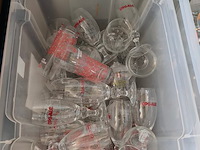 4 pvc bakken gevuld met porseleinen servies w.o. borden en kommen , partij bier-, wijn- en frisdrankglazen (12,21) - afbeelding 13 van  15