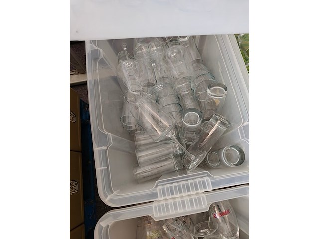4 pvc bakken gevuld met porseleinen servies w.o. borden en kommen , partij bier-, wijn- en frisdrankglazen (12,21) - afbeelding 14 van  15