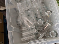 4 pvc bakken gevuld met porseleinen servies w.o. borden en kommen , partij bier-, wijn- en frisdrankglazen (12,21) - afbeelding 14 van  15