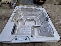 4 season 6 persoons jacuzzi en buitenspa