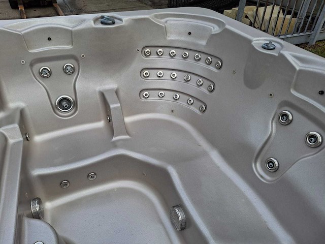 4 season 6 persoons jacuzzi en buitenspa - afbeelding 13 van  29