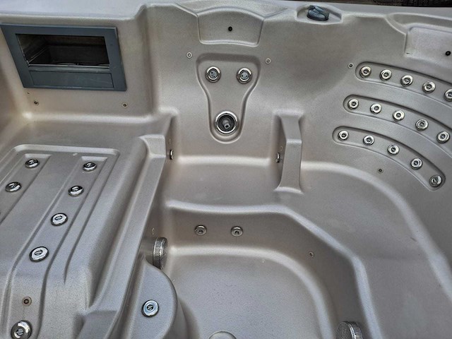 4 season 6 persoons jacuzzi en buitenspa - afbeelding 14 van  29