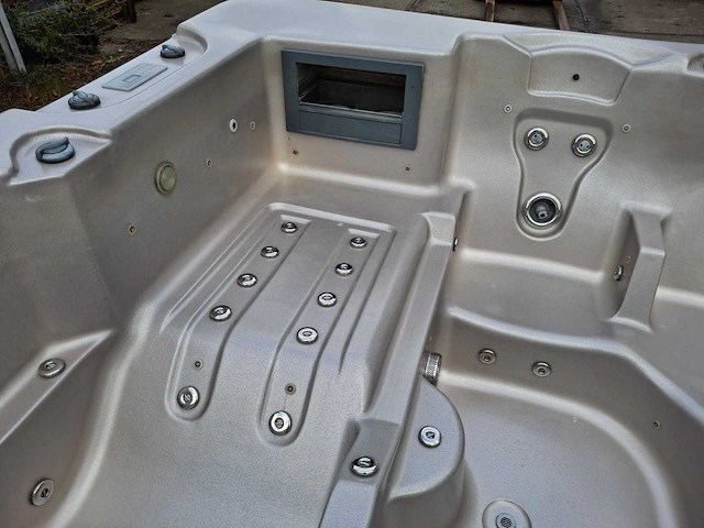 4 season 6 persoons jacuzzi en buitenspa - afbeelding 15 van  29
