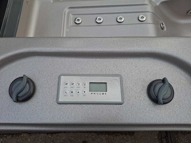 4 season 6 persoons jacuzzi en buitenspa - afbeelding 17 van  29