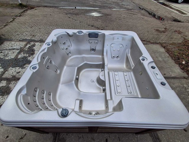 4 season 6 persoons jacuzzi en buitenspa - afbeelding 12 van  29