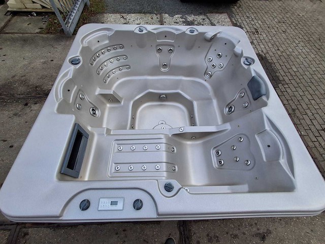 4 season 6 persoons jacuzzi en buitenspa - afbeelding 23 van  29