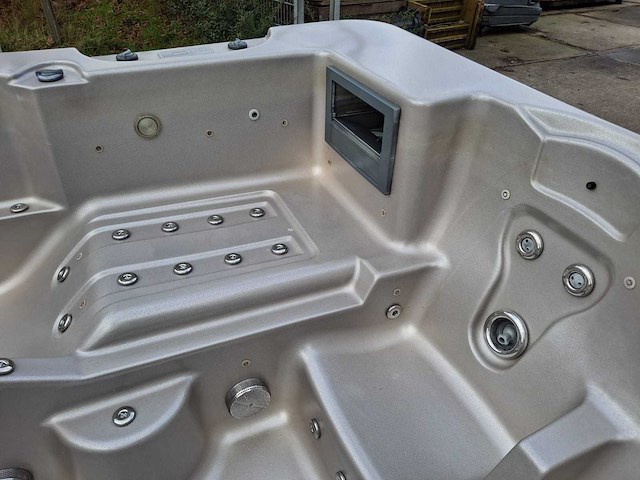 4 season 6 persoons jacuzzi en buitenspa - afbeelding 25 van  29