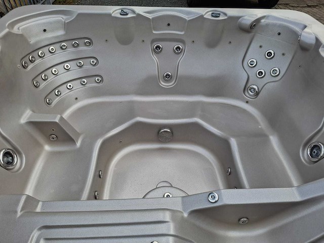 4 season 6 persoons jacuzzi en buitenspa - afbeelding 26 van  29