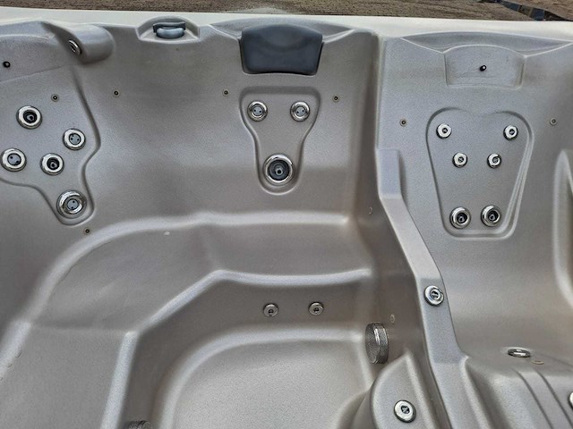 4 season 6 persoons jacuzzi en buitenspa - afbeelding 28 van  29