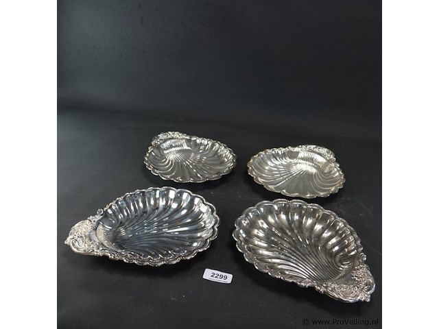 4 verzilverde schalen gevormd als schulpschelp met gedetailleerde bloemversieringen. - afbeelding 1 van  5