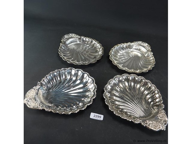 4 verzilverde schalen gevormd als schulpschelp met gedetailleerde bloemversieringen. - afbeelding 2 van  5