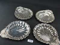 4 verzilverde schalen gevormd als schulpschelp met gedetailleerde bloemversieringen. - afbeelding 2 van  5