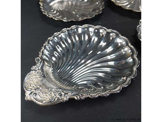 4 verzilverde schalen gevormd als schulpschelp met gedetailleerde bloemversieringen. - afbeelding 3 van  5