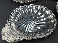 4 verzilverde schalen gevormd als schulpschelp met gedetailleerde bloemversieringen. - afbeelding 3 van  5