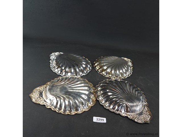 4 verzilverde schalen gevormd als schulpschelp met gedetailleerde bloemversieringen. - afbeelding 4 van  5