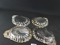 4 verzilverde schalen gevormd als schulpschelp met gedetailleerde bloemversieringen. - afbeelding 4 van  5