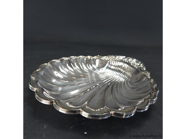 4 verzilverde schalen gevormd als schulpschelp met gedetailleerde bloemversieringen. - afbeelding 5 van  5
