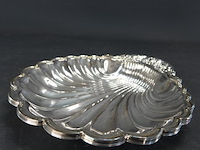4 verzilverde schalen gevormd als schulpschelp met gedetailleerde bloemversieringen. - afbeelding 5 van  5