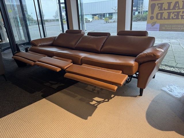 4-zits bank, cognac leder, elektrisch verstelbare relaxfunctie, zwarte poten - afbeelding 1 van  4