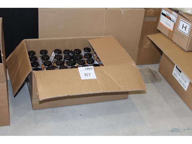 40 flesjes met borrelnootjes. - afbeelding 1 van  3