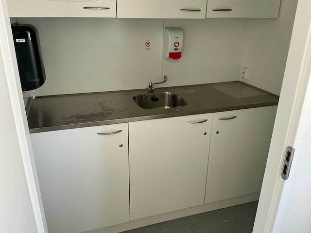 40ft high cube zorg-/kantoorcontainer met hydraulisch nivelleersysteem – volledig uitgerust - afbeelding 1 van  5