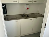 40ft high cube zorg-/kantoorcontainer met hydraulisch nivelleersysteem – volledig uitgerust